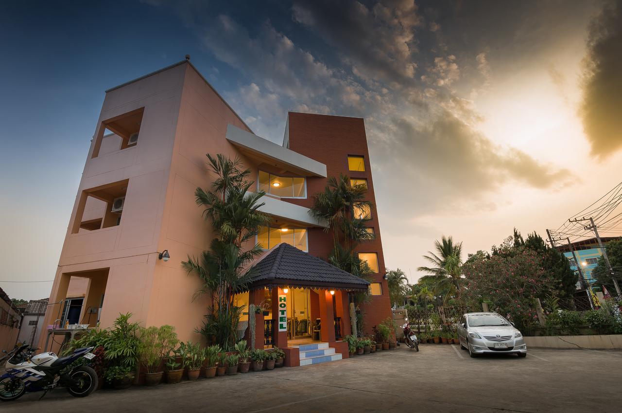 Baansilp Hotel Chiang Rai Bagian luar foto